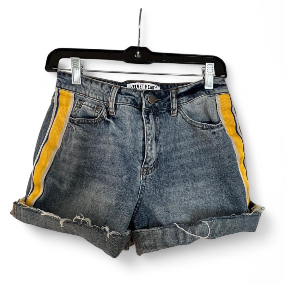 Velvet heart denim shorts in medium wash🪻
